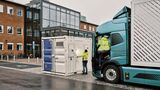 Volvo Elektro-Lkw lädt an einem Batteriespeicher von Volvo Penta, der Schnellladen bei begrenzter Netzleistung ermöglichen soll.