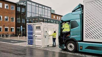 Volvo Elektro-Lkw lädt an einem Batteriespeicher von Volvo Penta, der Schnellladen bei begrenzter Netzleistung ermöglichen soll.