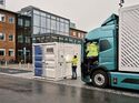 Volvo Elektro-Lkw lädt an einem Batteriespeicher von Volvo Penta, der Schnellladen bei begrenzter Netzleistung ermöglichen soll.