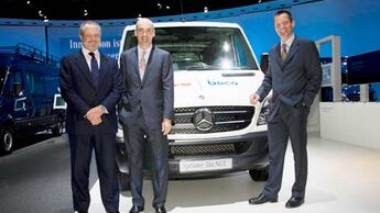 Von links: Andreas Heinze, CEO von CWS Boco International, José Luis Lopez-Schümmer, Leiter Vertrieb Mercedes-Benz Vans, und Michael Seddig, Logistikchef von CWS
