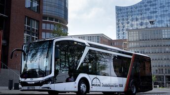 Während Fußball-EM sind in Hamburg, Köln und München MAN-Stadtbusse im Deutschland-Design unterwegs.

