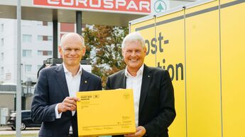 Walter Oblin (Post AT) und Hans Reisch (Spar) eröffnen Paket-Station vor Supermarkt.