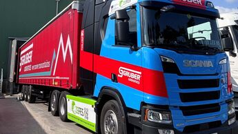 Wasserstoff-Brennstoffzellen-Lkw Scania 40R FCEV von Gruber Logistics am Flughafen Mailand-Malpensa. Das Fahrzeug wurde dort im Rahmen eines Praxistests in der Luftfrachtlogistik eingesetzt.