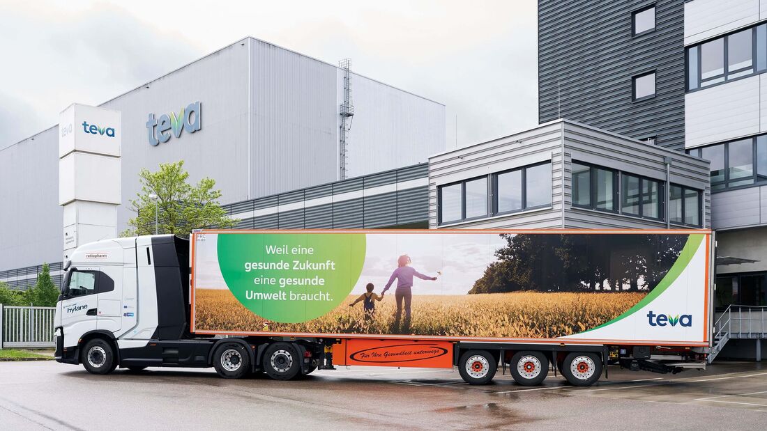 Wasserstoffbetriebene Sattelzugmaschine vom Typ Iveco S‑eWay Fuel Cell im Einsatz für Teva am Standort Ulm.
