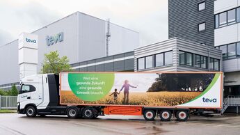 Wasserstoffbetriebene Sattelzugmaschine vom Typ Iveco S‑eWay Fuel Cell im Einsatz für Teva am Standort Ulm.