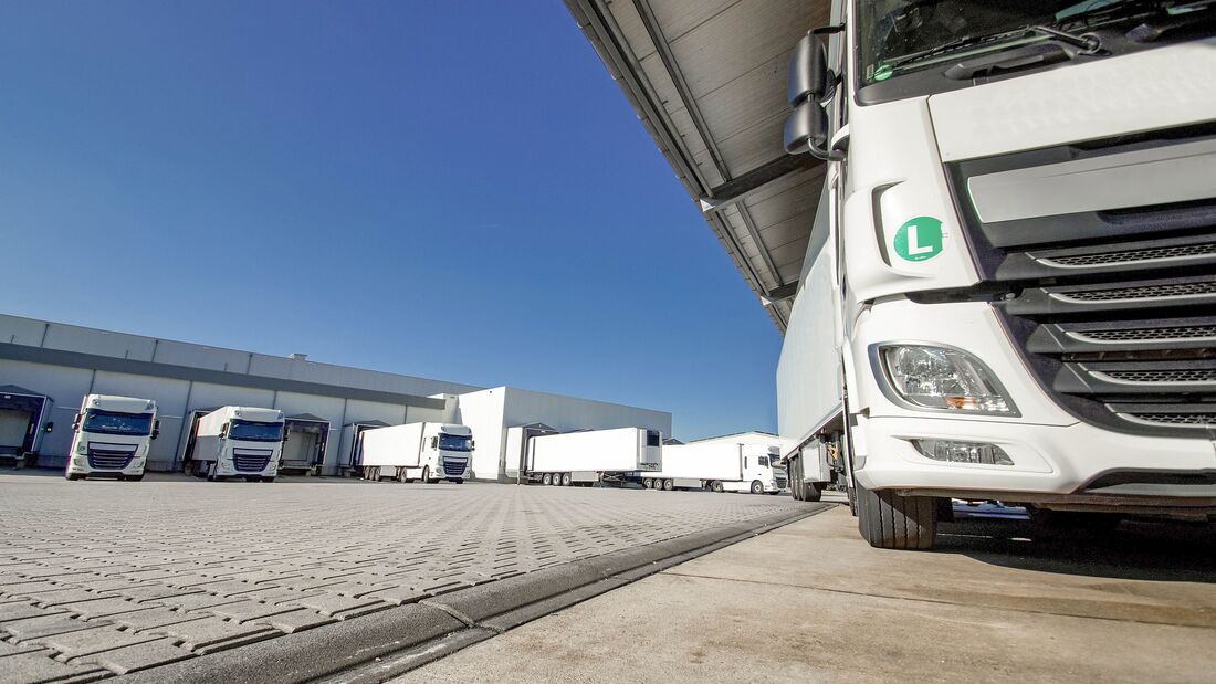 Weiße Lastkraftwagen auf einer Spedition