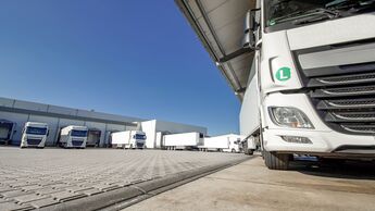 Weiße Lastkraftwagen auf einer Spedition