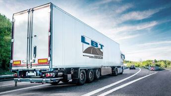 Weißer Lkw mit LBT-Logo