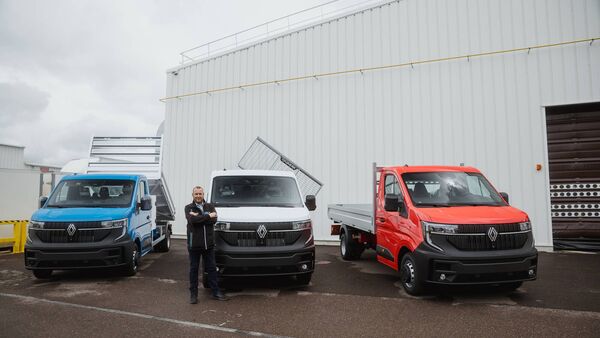 Wer einen Transporter als Kipper, Kühlfahrzeug oder Werkstattwagen benötigt, soll künftig schneller ans Ziel kommen. Renault bündelt Fahrzeug und Umbau erstmals unter einem gemeinsamen Label.