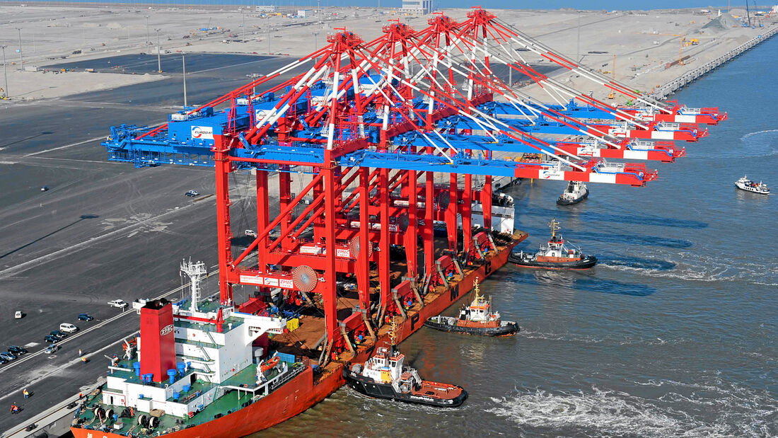Wilhelmshaven Jade Weser, Port Anlieferung der ersten Containerbrücken
