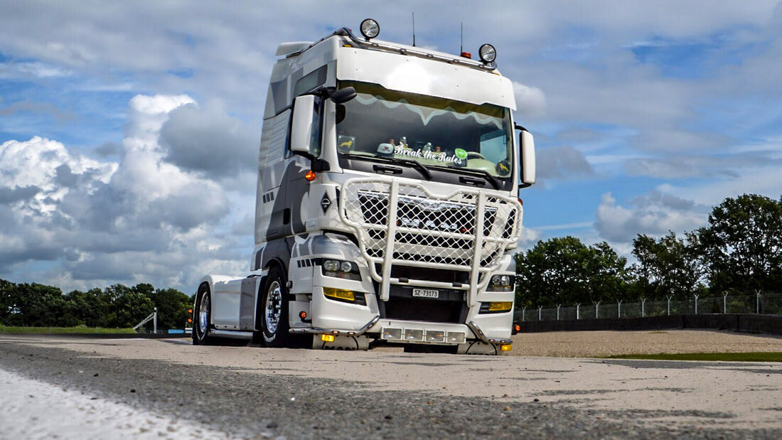 Wir suchen die besten Bilder von Scania- und MAN-Fahrzeugen.