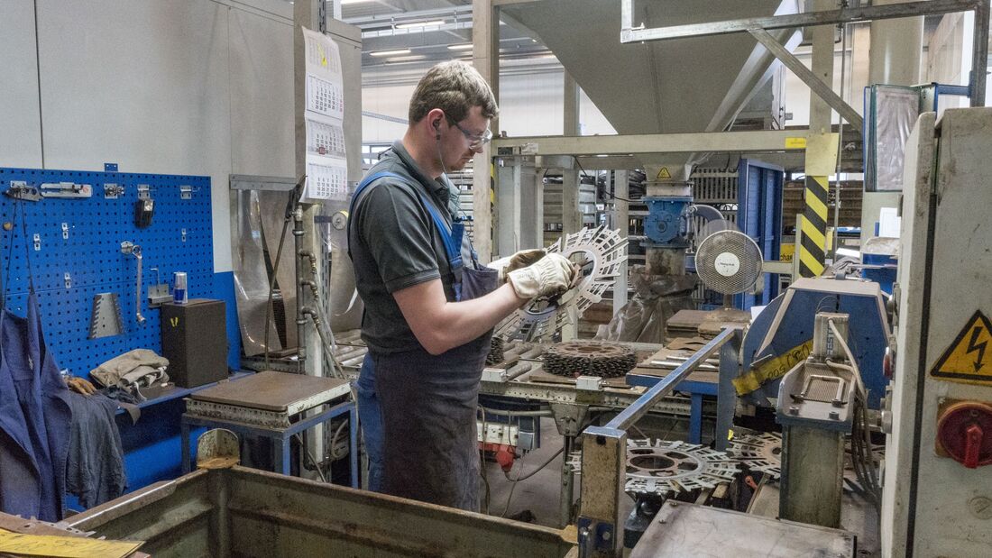ZF Bielefeld arbeitet gebrauchte Getriebekomponten nachhaltig auf. Dafür hat das ZF-Remanufacturing-Werk Bielefeld die Cradle-to-Cradle-Zertifizierung für nachhaltige Kreislaufwirtschaft erhalten. 
