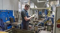 ZF Bielefeld arbeitet gebrauchte Getriebekomponten nachhaltig auf. Dafür hat das ZF-Remanufacturing-Werk Bielefeld die Cradle-to-Cradle-Zertifizierung für nachhaltige Kreislaufwirtschaft erhalten. 