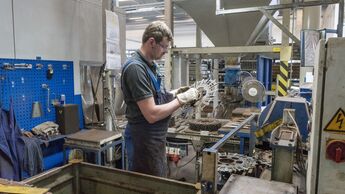 ZF Bielefeld arbeitet gebrauchte Getriebekomponten nachhaltig auf. Dafür hat das ZF-Remanufacturing-Werk Bielefeld die Cradle-to-Cradle-Zertifizierung für nachhaltige Kreislaufwirtschaft erhalten.