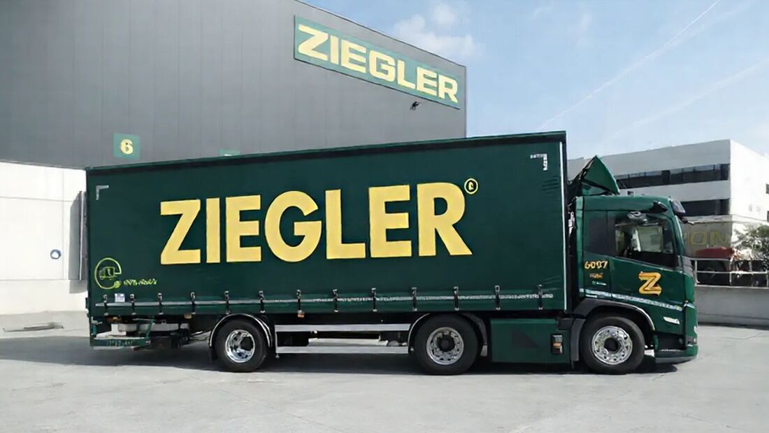 Ziegler-Lkw vor Halle