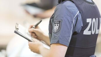Zoll-Beamtin bei einer Kontrolle