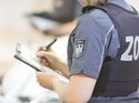 Zoll-Beamtin bei einer Kontrolle