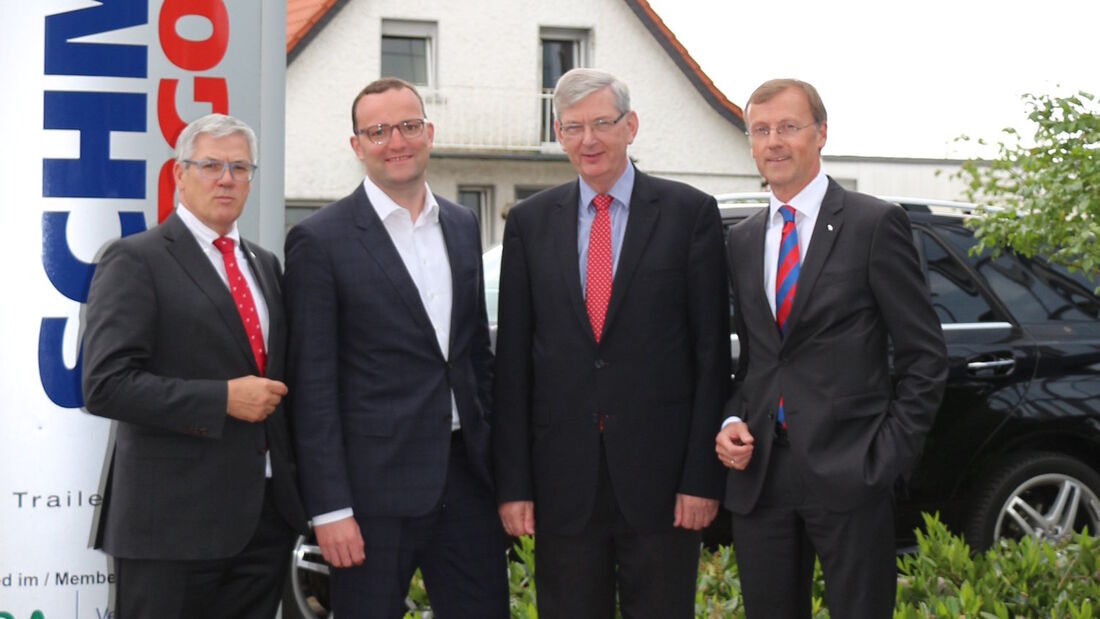Zu Gast bei Schmitz Cargobull in Horstmar: v.l: Ulrich Schöpker, Vorstand Vertrieb Schmitz Cargobull AG, Jens Spahn (MdB), Karl Schiewerling (MdB), Andreas Busacker, Vorstand Finanzen Schmitz Cargobull AG