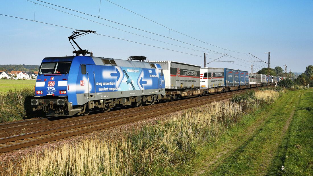 Zug des DB Schenker Rail Netzwerkes "Albatros"