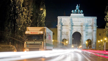 Zum Verwechseln ähnlich: Das Siegestor in München könnte man bei schnellem Hinsehen auch für das Brandenburger Tor in Berlin halten.