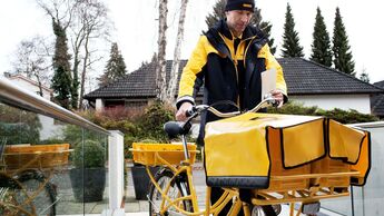 Zusteller der Deutschen Post, Teil der DHL Group, im Winter