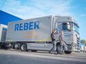 Zwei-Mann-Besatzung für den Lkw beim Möbellogistiker Reber