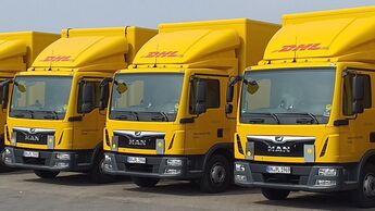 Zwölftonner von DHL Freight mit Solardach von Trailar.