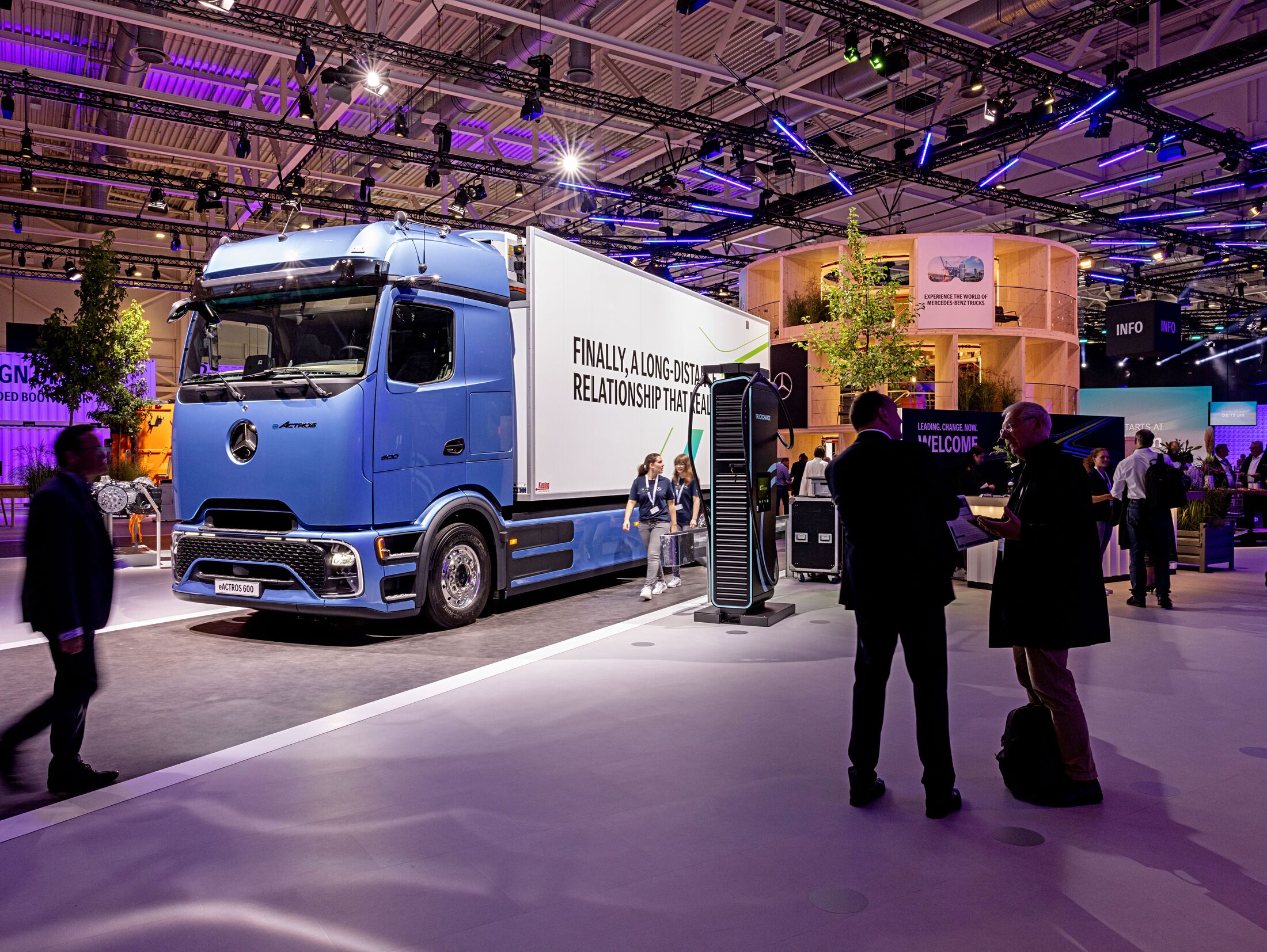 洋書 INTERNATIONAL TRUCKS eActros600-IAA-jsonLd4x3-