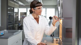 eFUEL GROUP und LIQUI MOLY wollen herausfinden, wie synthetische Kraftstoffe, Motoröle und Additive optimal zusammenspielen. Erste Tests sollen unter den hohen Belastungen des Motorsports stattfinden.