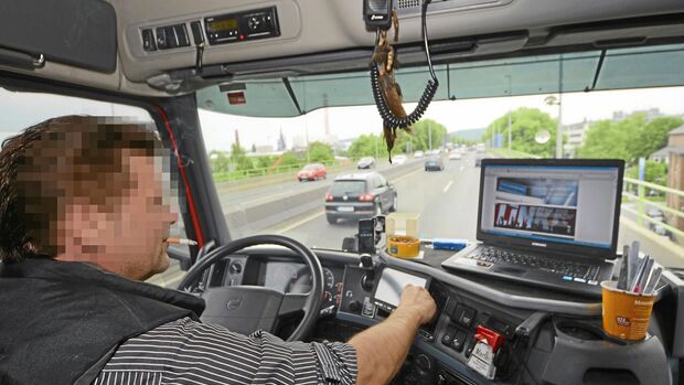 fahrer, ablenkung, bildschirm, laptop, rauchen