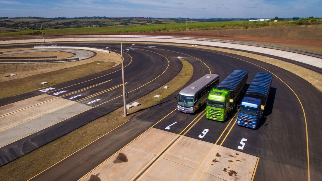 Neues Nutzfahrzeug-Testzentrum eröffnet