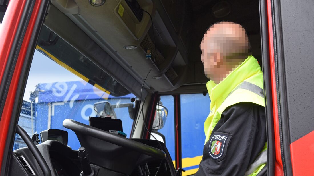 Lkw-Fahrer zeichnet Polizisten auf