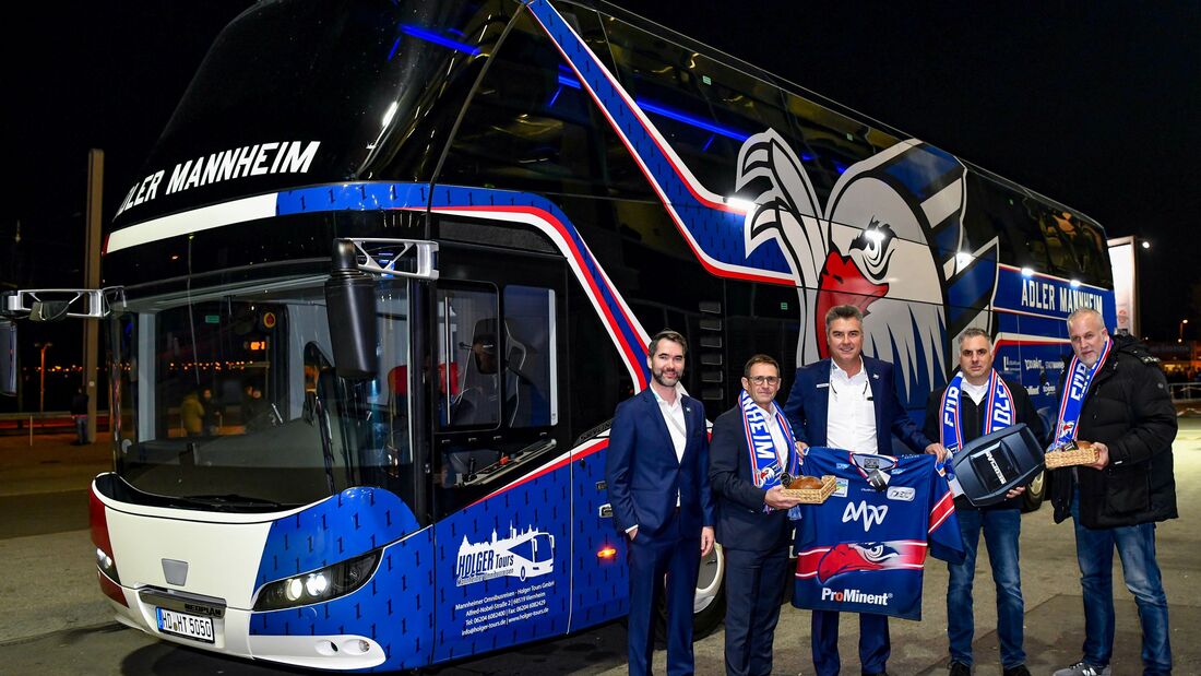 Eishockeyteam mit neuem Bus