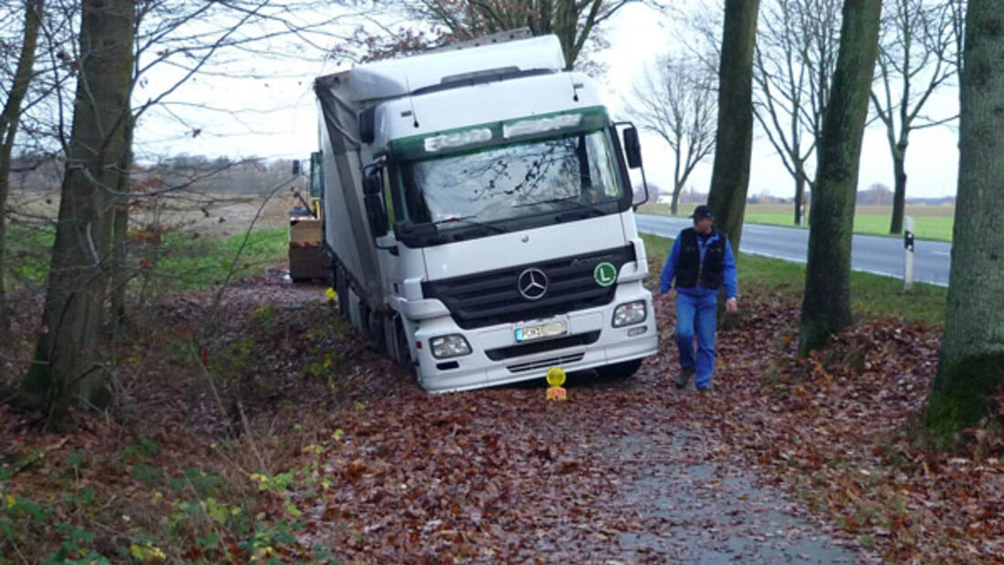 Sattelschlepper landet auf dem Radweg