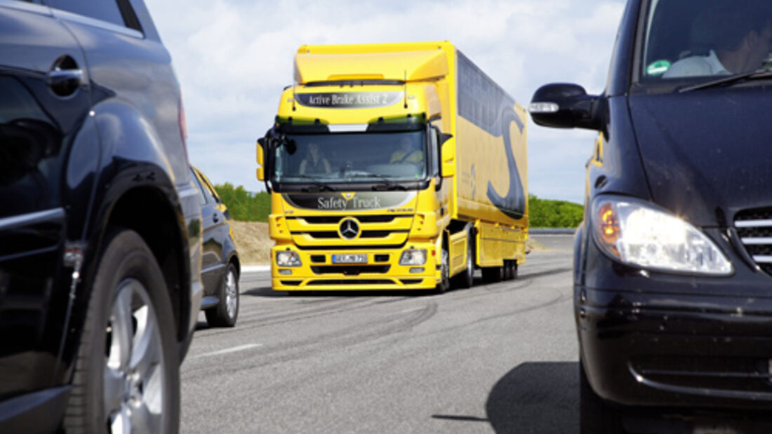 Der Active Brake Assist 2 im Mercedes-Benz Actros: der sicherste Lkw der Welt wird nun noch sicherer
