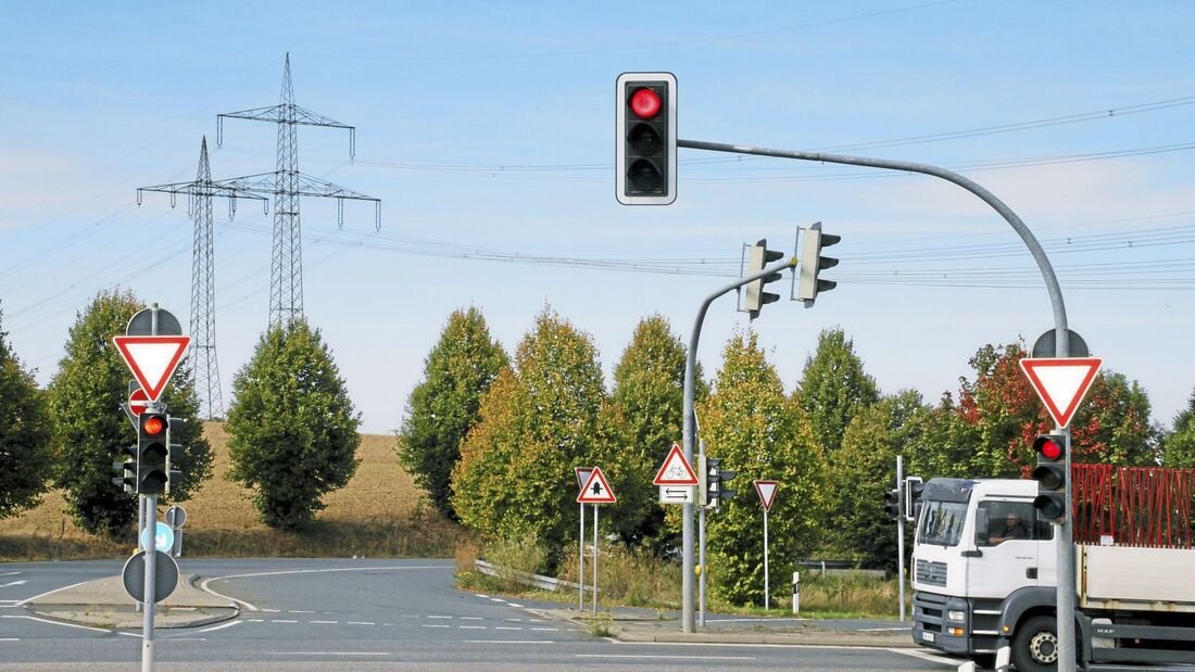 Mit dem Lkw bei Rot über die Ampel
