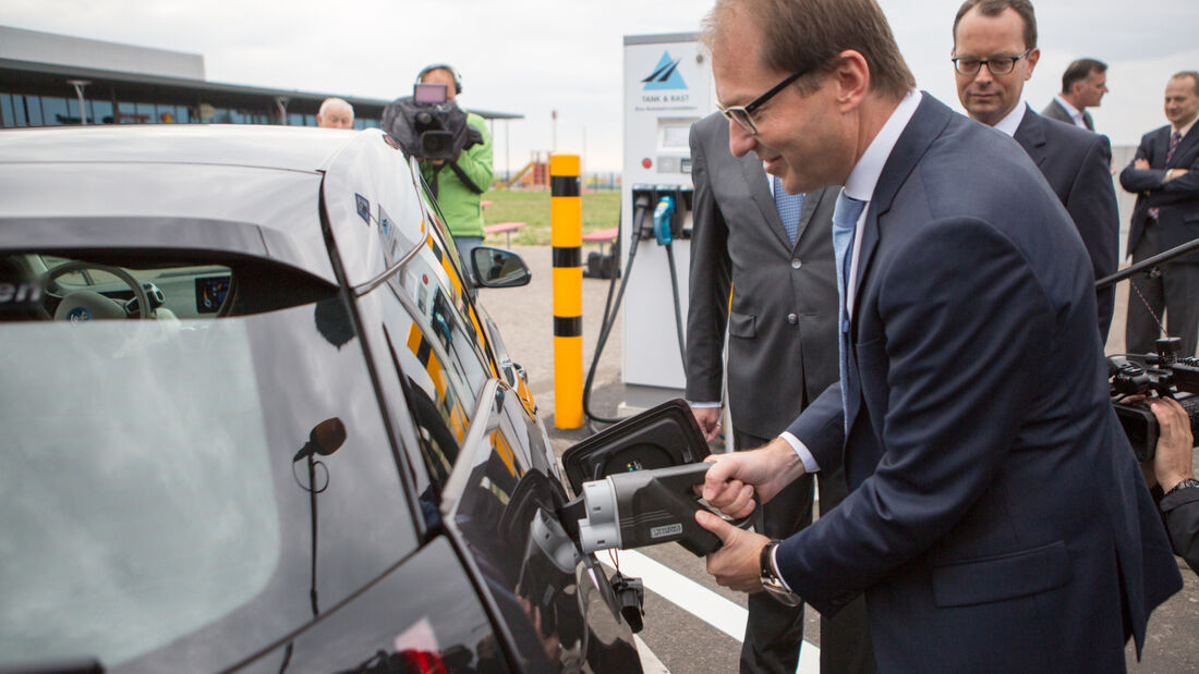 Dobrindt nimmt Schnelllader in Betrieb
