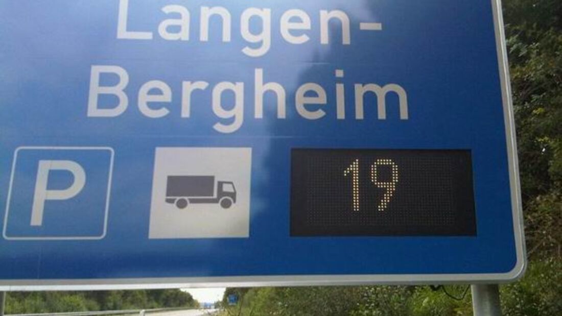 Parkleitsystem zeigt freie Plätze an 