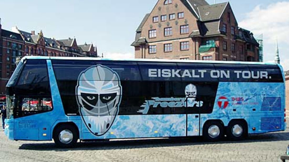 Eishockeystars fahren mit Neoplan