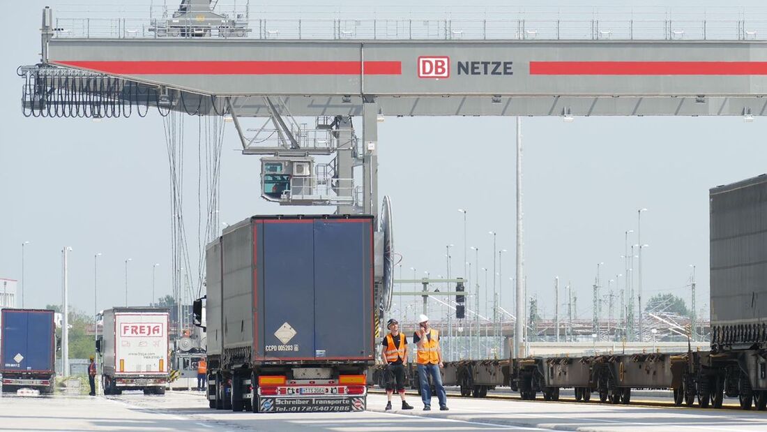 Erste Zugabfahrt im Megahub Lehrte