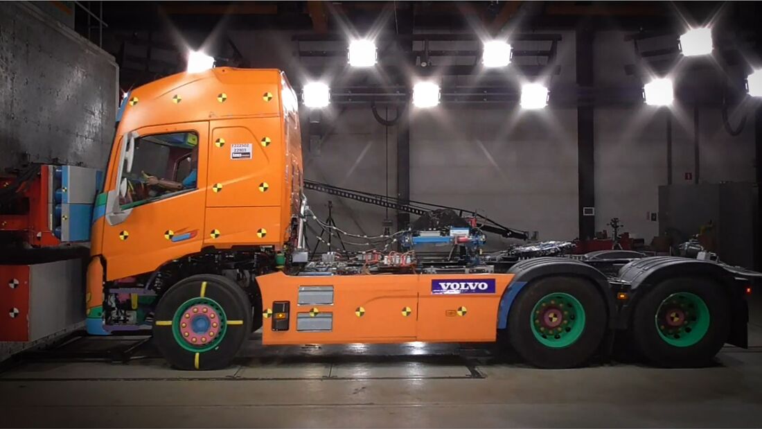 Crashtests mit Elektro-Lkw