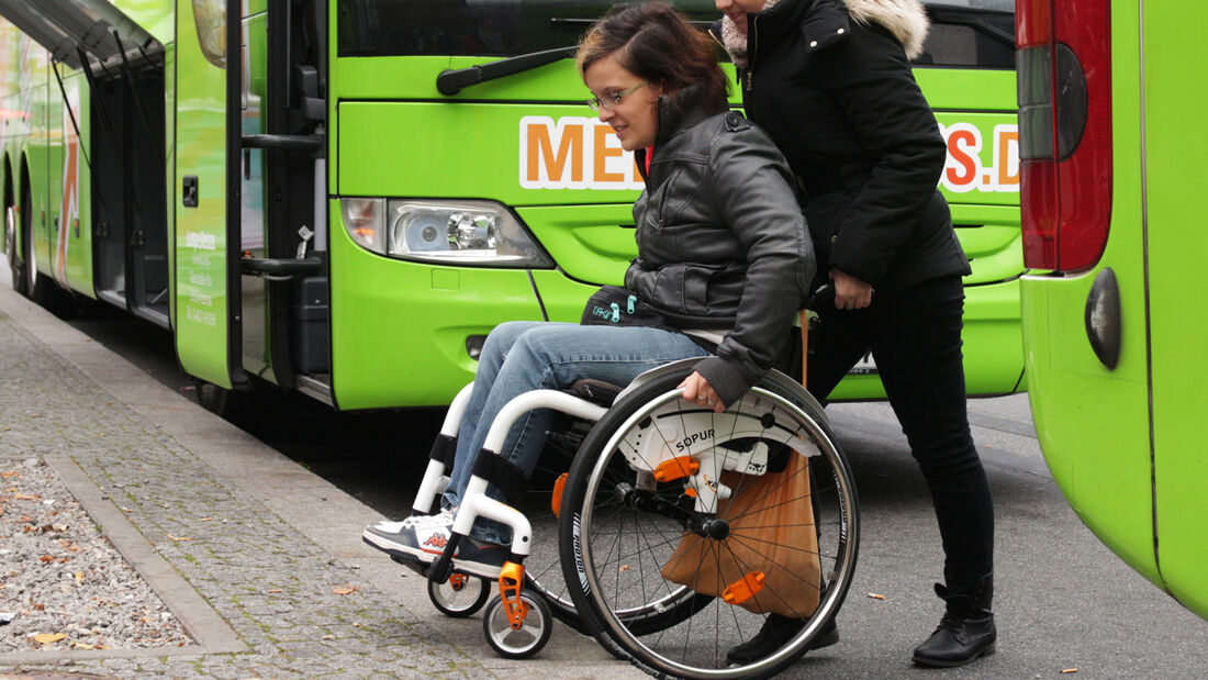 Rollstuhlfahrer im Fernbus