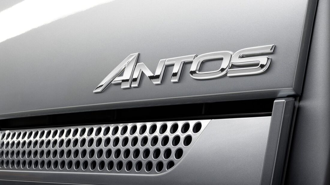 Der Mercedes Antos betritt die Bühne