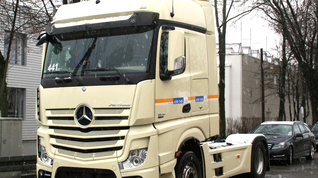 Actros fährt als Taxi vor