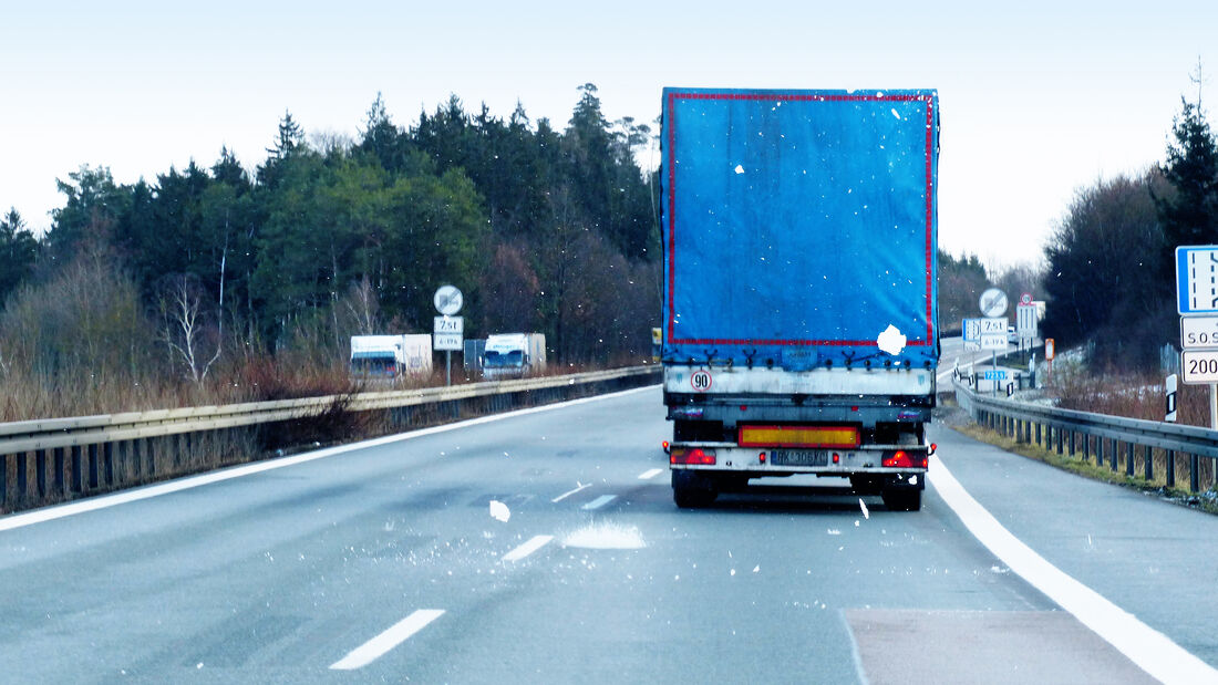 Eisplatten auf dem Lkw-Dach