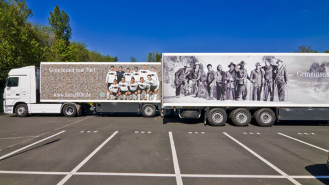 Lastwagen ganz im Zeichen des Fußballs