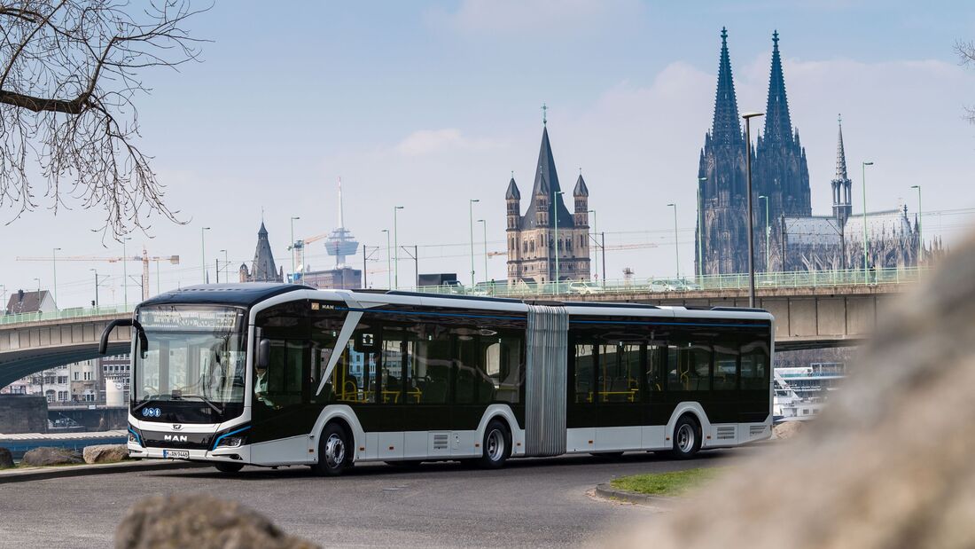 E-Gelenkbus startet in Köln