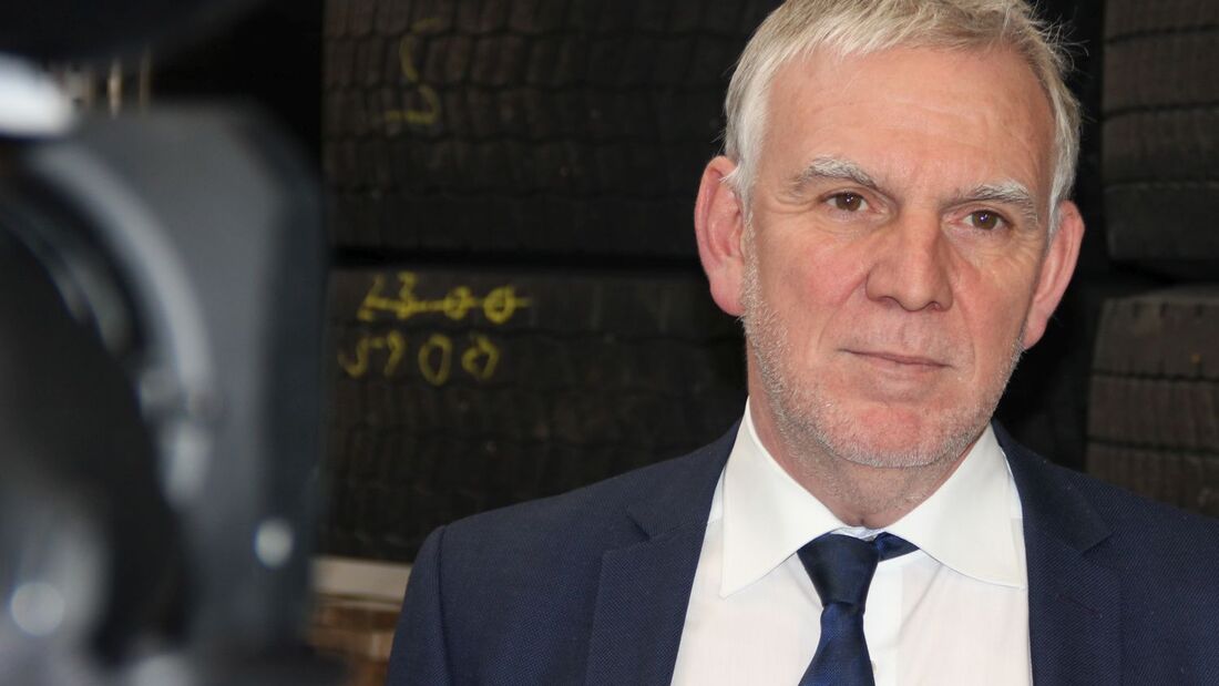 Staatssekretär Flasbarth für Oberleitungs-Lkw