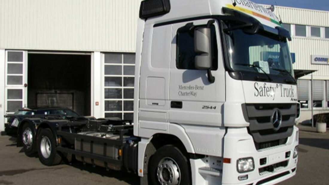 Mercedes-Benz CharterWay nimmt neuen Actros als Fahrschul-LKW in den Mietfuhrpark auf