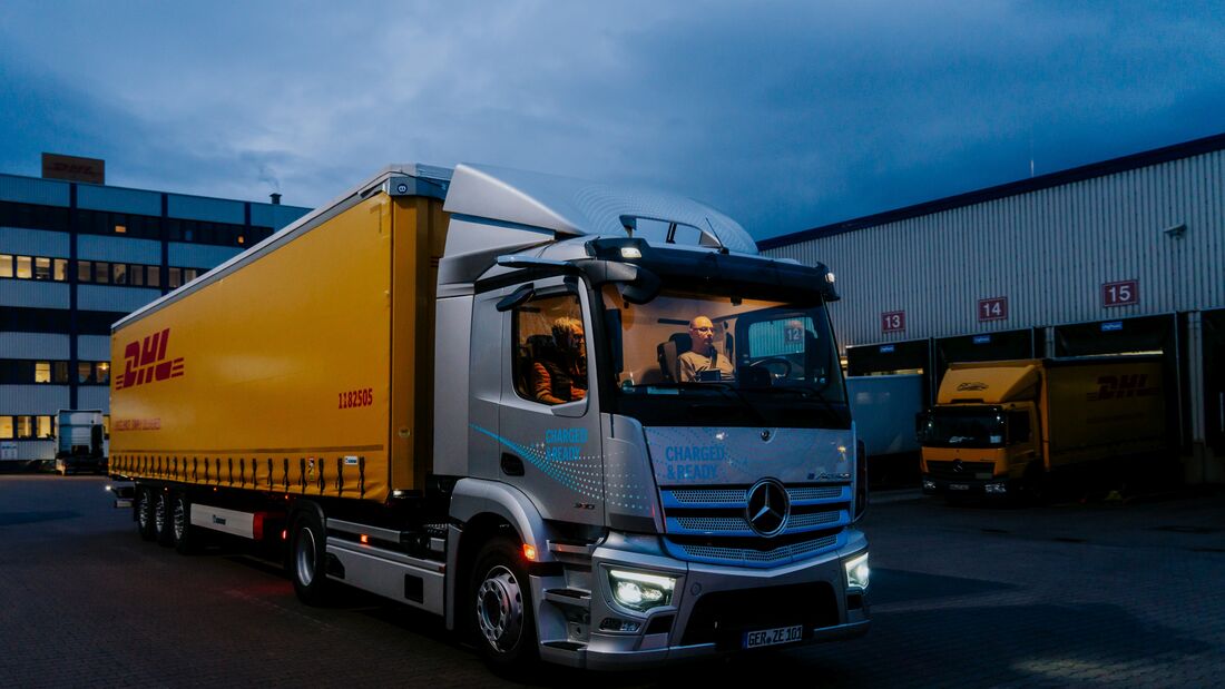 DHL testet eActros-Zugmaschine